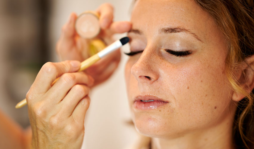 Séance maquillage de la mariée